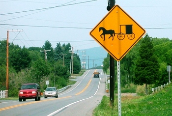 Description: 中を走っていると、こんな一風変わった看板を見かけることがあります。

これは「馬車が通ります」の標識。この標識が見えると、近隣にアーミッシュのコミュニティがある目安だそう。