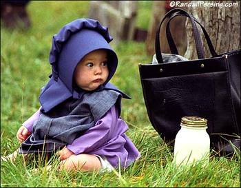 Description: ーミッシュのコミュニティで生まれた赤ちゃんも、もちろんアーミッシュとして育ちます。

赤ちゃんの服装もとってもかわいい♪
